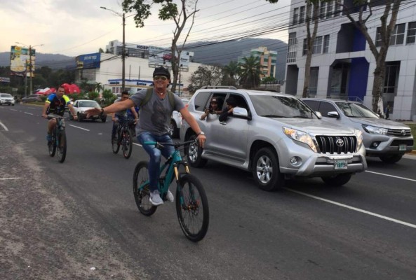 Carlos Vives se pasea en bicicleta por San Pedro Sula