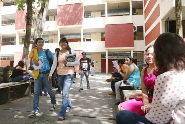 Unah dispone de 500 becas para alumnos de excelencia académica
