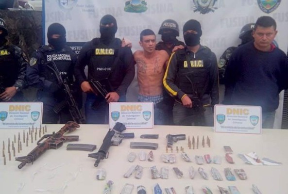 Capturan a dos pandilleros con armas y droga en Tegucigalpa