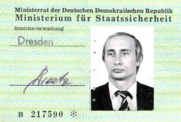 Encuentran carnet de Putin del Servicio Secreto de Alemania