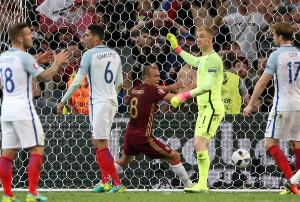 Rusia le sacó el triunfo sobre la hora a Inglaterra