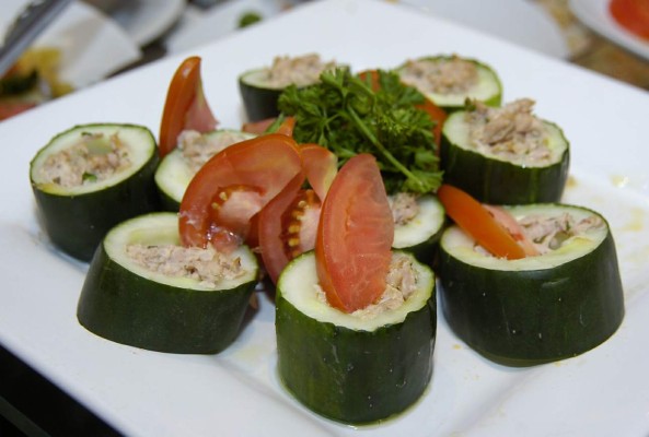 Pepinos rellenos con atún