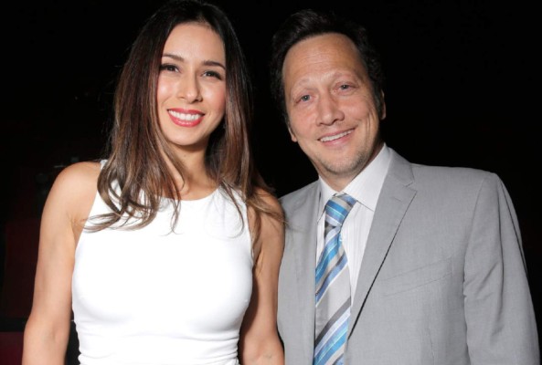 Schneider es controlado por su esposa