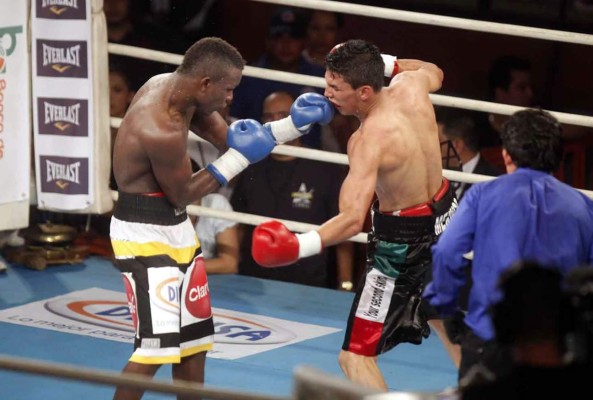 El 'Escorpión” Ruiz mantiene el cinturón con heroico empate