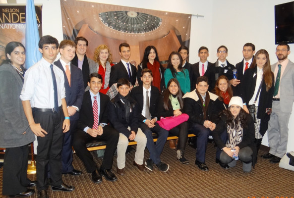 Embajadora Mary E. Flores comparte con estudiantes hondureños