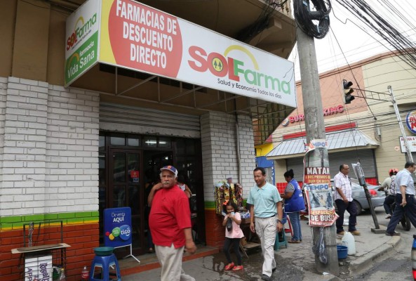 Farmacias familiares, negocio que lucha por no desaparecer