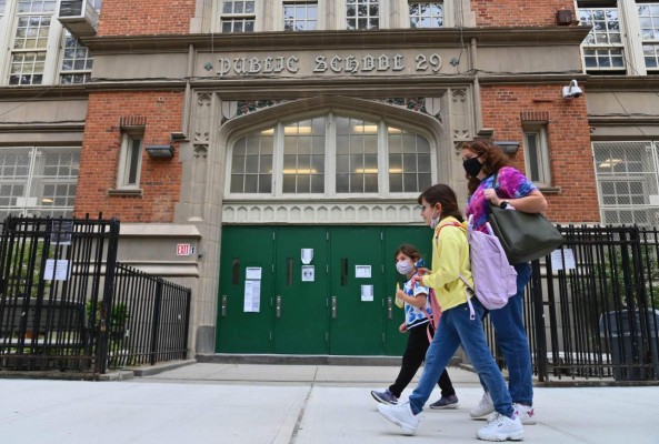 Nueva York anuncia cierre de escuelas por aumento de casos de covid-19