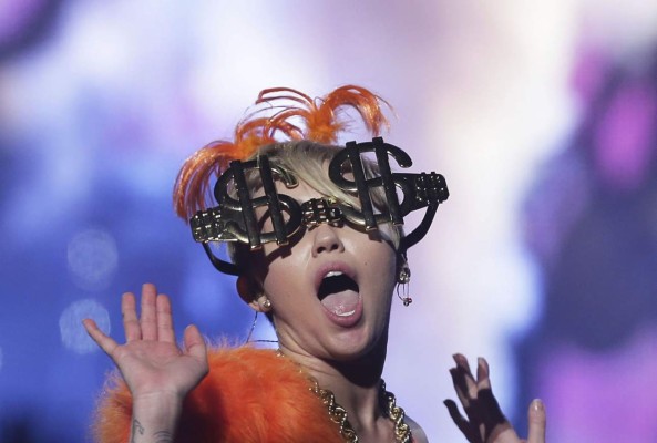 Miley Cyrus responde a fotos de Patrick Schwarzenegger con otra