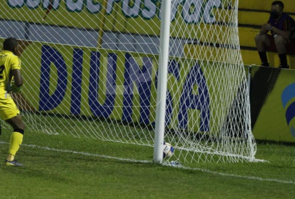 Terrible error: El autogol de Getsel Montes en el clásico Real España - Marathón