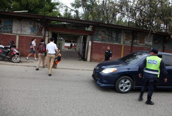 En el instituto José Trinidad Reyes, los uniformados dan seguridad en la hora de entrada y salida de clases.