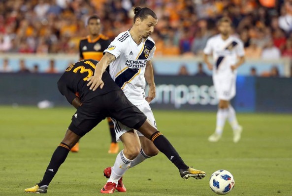 Romell Quioto le ganó el duelo a Zlatan Ibrahimovic. Foto Twitter Galaxy