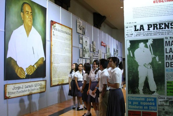 Exhiben portadas históricas de LA PRENSA