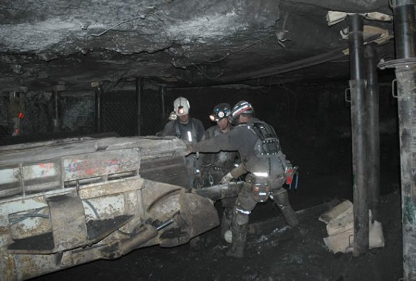 Imágenes de cámara reaniman esperanzas sobre mineros en EUA