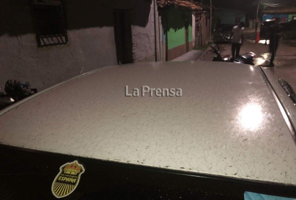 Cenizas del volcán de Fuego de Guatemala caen sobre Santa Bárbara