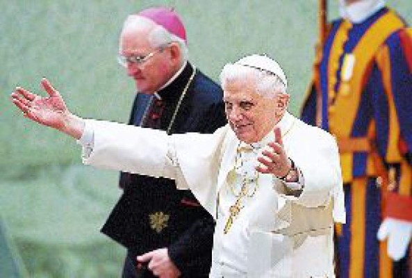 Arias discrepa con Benedicto XVI sobre la pobreza