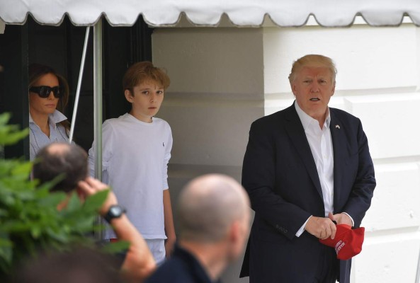 US President Donald Trump, First Lady Melania Trump, and son Barron make their way to board Marine One on the South Lawn of the White House on June 17, 2017 in Washington, DC.Trump is heading to the Camp David presidential retreat where he was due to spend the weekend. / AFP PHOTO / MANDEL NGAN
