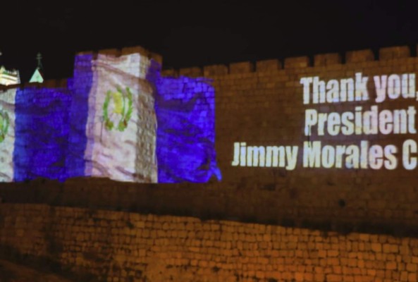 Bandera de Guatemala ilumina murallas de la vieja Jerusalén