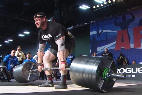 El impactante momento en que un levantador de pesas sangra por la nariz