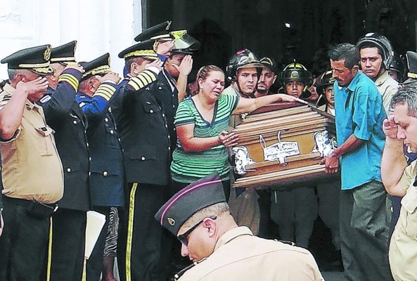 Con aplausos despiden a bombero fallecido en Ocotepeque