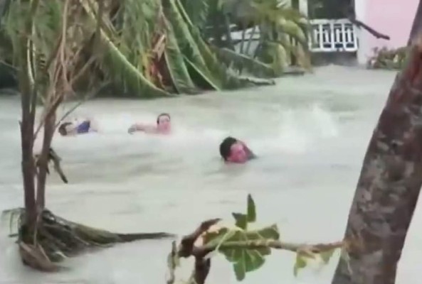 Familias arrastradas por el agua: Impactantes videos del paso de Dorian en Bahamas