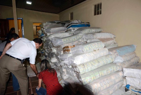 Paraguay's National Police officers seize a hoard of 50 and 100 Venezuelan Bolivar bills weighing about 30 tons at a house in Salto del Guaira, department of Canindeyu in the border with Brazil, about 420 km east of Asuncion, on February 14, 2017.In January Venezuela released new bigger denomination banknotes as President Nicolas Maduro wanted to scrap the 100-bolivar note, claiming they are being hoarded by 'mafias.' / AFP PHOTO / STR