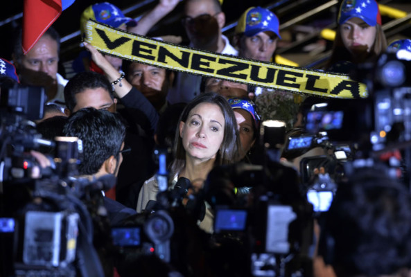 Oposición 'agredida' por sacar a María Corina Machado del Parlamento