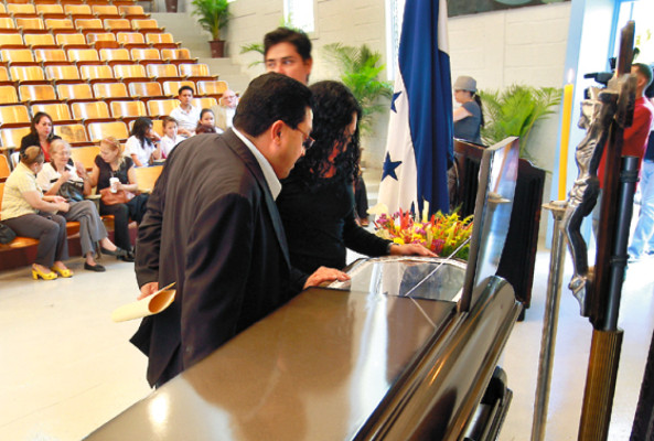 Hoy entierran en Tegucigalpa al poeta Roberto Sosa