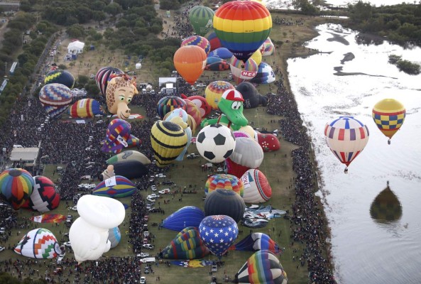 LEO024. LEÓN (MÉXICO), 18/11/2017.- Decenas de globos aerostáticos emprenden vuelo hoy, sábado 18 de noviembre de 2017, en León, estado de Guanajuato (México), durante el Festival Internacional del Globo 2017 que se realiza entre el 17 y el 20 de noviembre. EFE/Ulises Ruiz Basurto