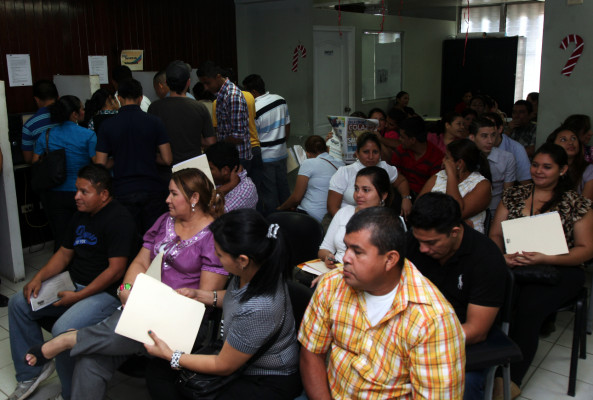 Desempleados abarrotan Secretaría del Trabajo
