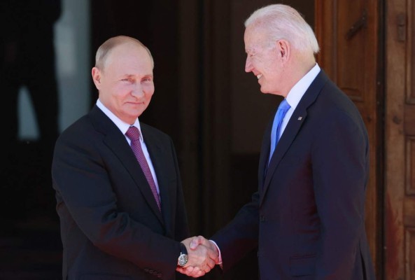 Biden y Putin inician cumbre en Ginebra con un apretón de manos