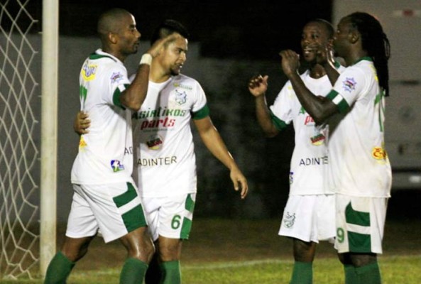 Platense vapulea al Barros FC y está en los octavos de final