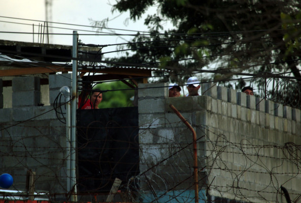 Reos hondureños buscan evadir bloqueo con teléfonos satelitales