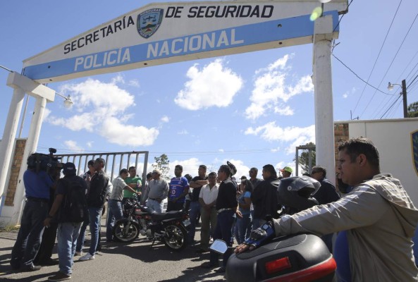 Policías depurados exigen prestaciones y se toman portones de Seguridad