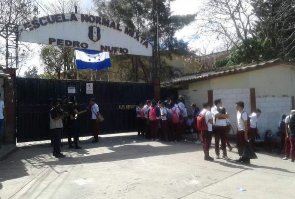 Estudiantes se toman la Normal Mixta Pedro Nufio en Tegucigalpa