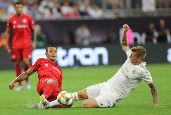 AME8586. HOUSTON (ESTADOS UNIDOS), 20/07/2019.- Thiago Alcántara (i) del Bayern Munich disputa el balón con Toni Kross (d) del Real Madrid durante su partido amistoso del torneo veraniego International Champions Cup este sábado, en el estadio NRG de Houston, Texas (EE.UU.). EFE/Jorge Campos