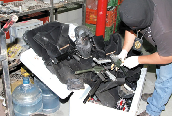 Buscan cadáveres en local donde hallaron arsenal