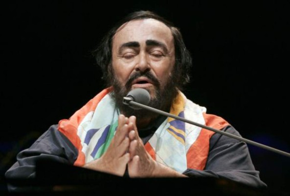 Abren la capilla ardiente de Pavarotti en Módena