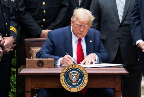 US President Donald Trump signs an Executive Order on Safe Policing for Safe Communities, in the Rose Garden of the White House in Washington, DC, June 16, 2020. (Photo by Saul LOEB / AFP)