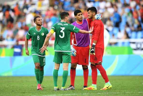 El bonito gesto del 'Choco' Lozano con el portero de Argelia