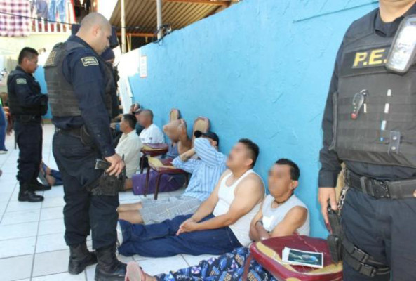 Arrestan a cuatro personas que llevaban a 23 migrantes en México
