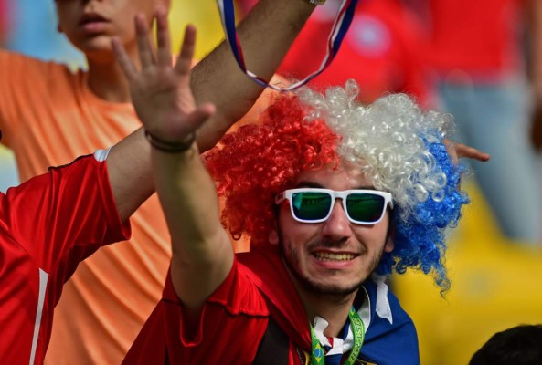 Marea roja de chilenos amenaza a los españoles