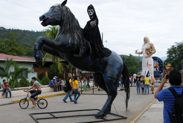 Trinidad revive los mitos con imponentes chimeneas