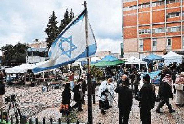 Con música intentan despertar a Sharon
