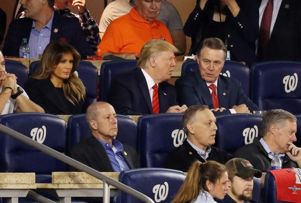 Video: Humillan a Trump en un juego de la Serie Mundial de béisbol