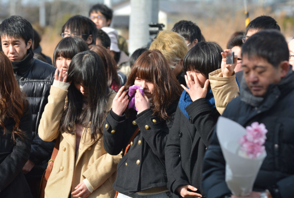 Japón recuerda en silencio el terremoto y tsunami tres años después