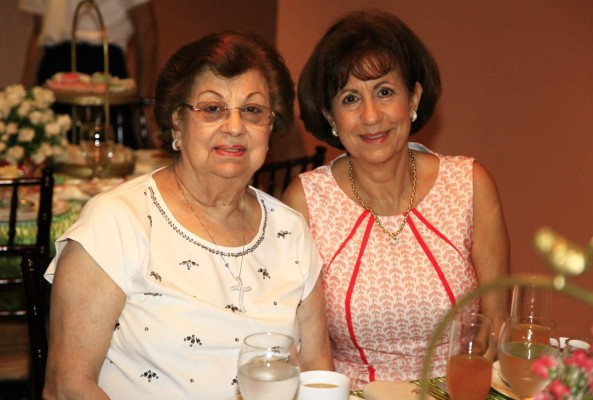 Zobeida Handal de Saybe es agasajada por su natalicio