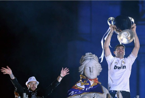 Real Madrid ofrece la Décima a los miles de aficionados en Cibeles