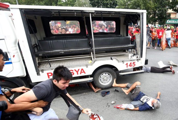 Decenas de heridos en una protesta en Manila frente a la embajada de EUA