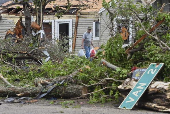 El paso de los tornados por Garland dejó un paisaje devastador con cerca de 600 viviendas con daños o destruidas, además de 60 personas heridas. EFE/Archivo.