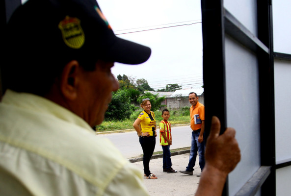 De paracaidista, soldado y policía a guardia de la realeza